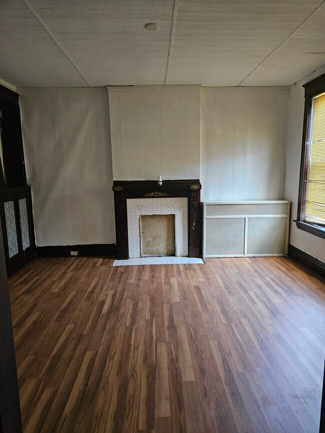 Living Room 14×14 - 4567 Adelaide Ave