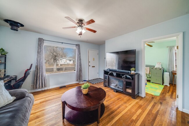 Foto del edificio - 605 E 8th St