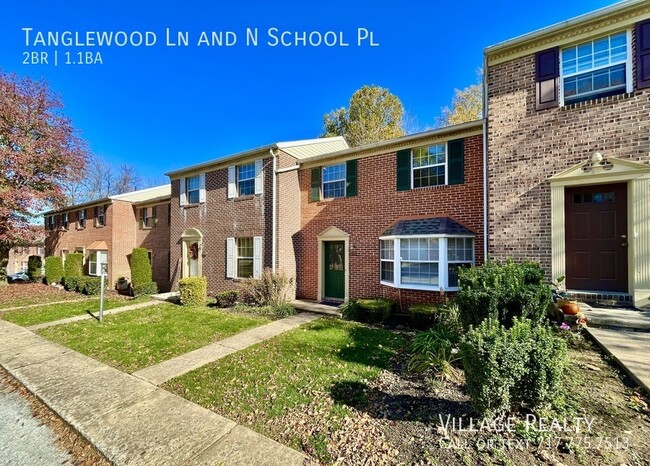 Foto del edificio - Spacious 2-BR Townhome in Dallastown Schoo...