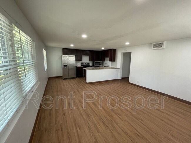 Building Photo - 1130 W Lake Brantley Rd