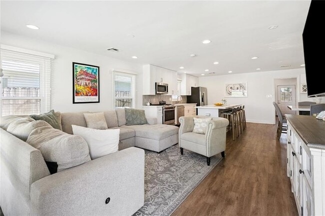 Building Photo - 940 Florida Blvd