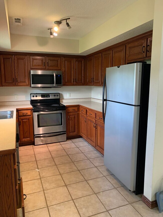 Building Photo - Beautiful 3 bedroom, 2 bathroom home with ...