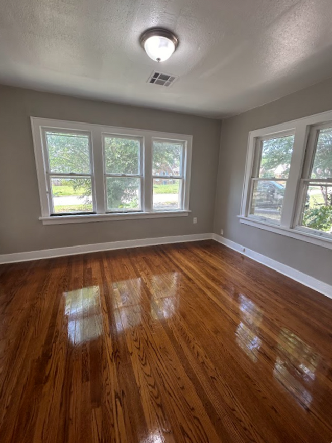 Building Photo - LOCATION LOCATION LOCATION! DEPOSIT SPECIAL!!