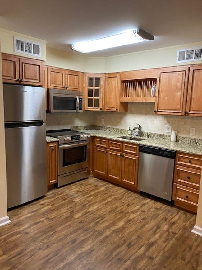 Building Photo - Colonial Circle