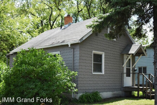 Building Photo - 3 br, 2 bath House - 701 S. 10th St