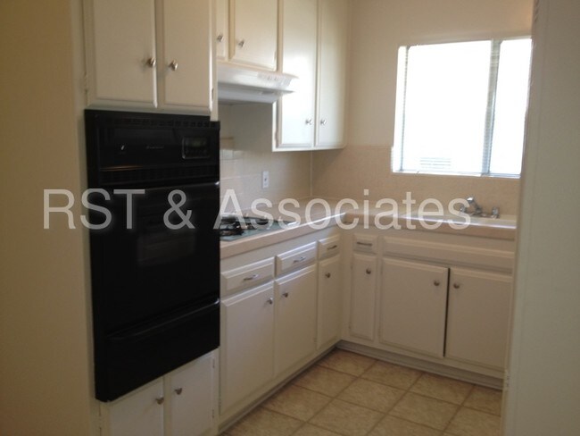 Building Photo - 2043 N Beachwood Dr