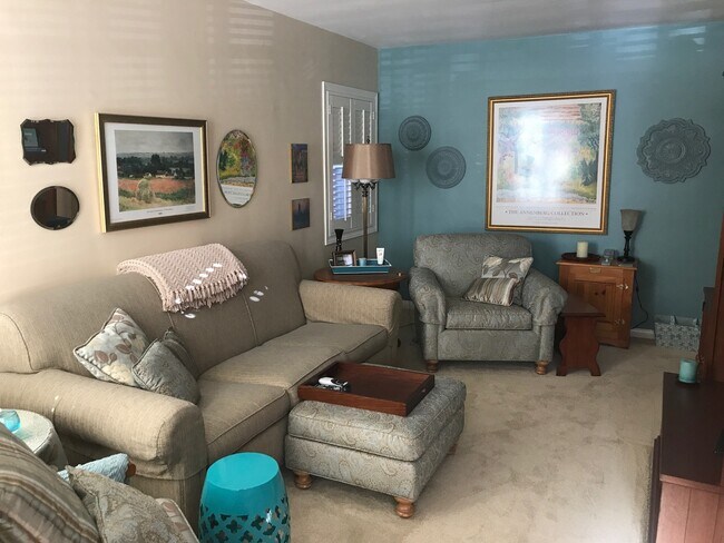 Foto del edificio - Beautiful 2 Bedroom 1 Bathroom on the Chan...