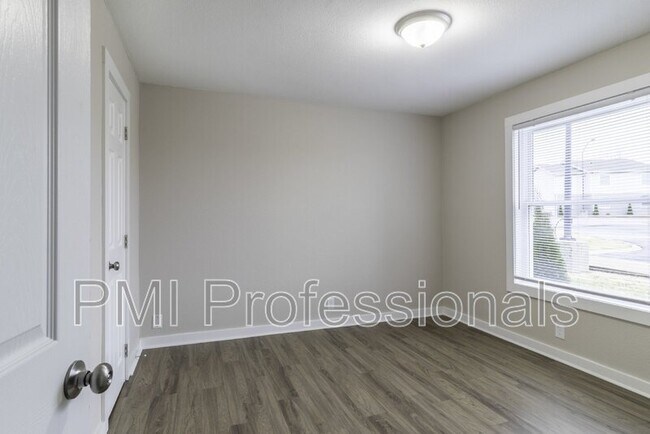 Foto del edificio - 120 Kingsridge Dr