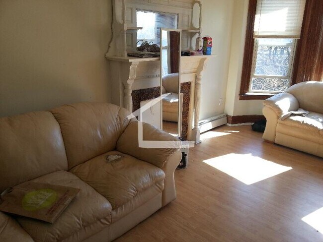 Foto del edificio - $1,000 Rebate!  Huge Brownstown Apt w Back...