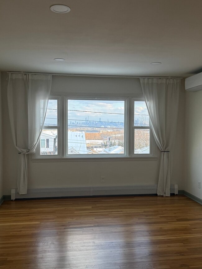 Building Photo - 724 6th St