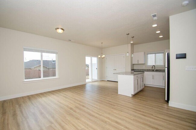 Building Photo - 1107 W 600 S
