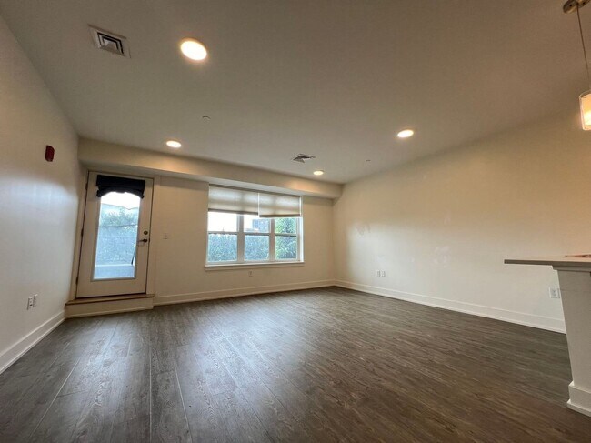 Foto del edificio - Great 2Br/2Bth apartment in great location ! Laundry in unit!