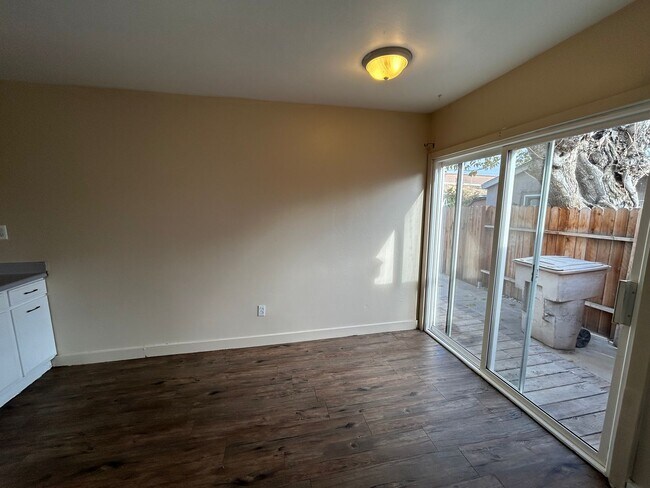 Foto del edificio - Charming 3 Bed/2 Bath in SW Bakersfield w/...