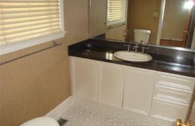 Foto del edificio - GLORIOUS 4 BEDROOM BEAUTY!