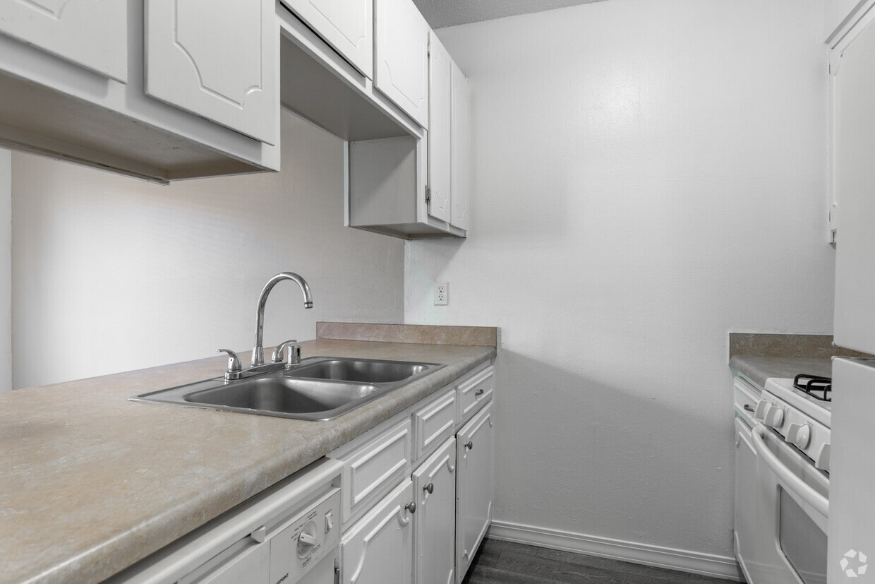 Primary Photo - Maximus Apartments