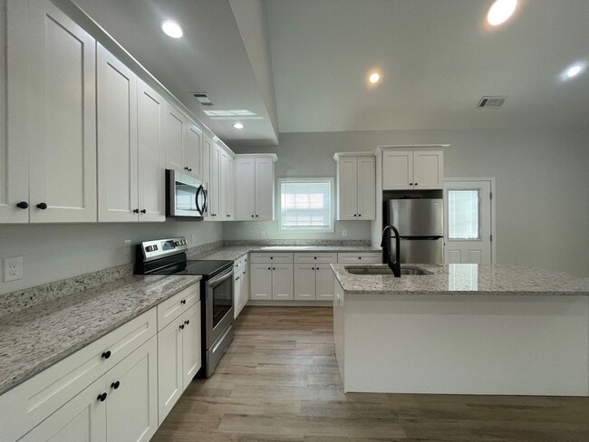 Building Photo - 5 Bed Home Available August 2026!