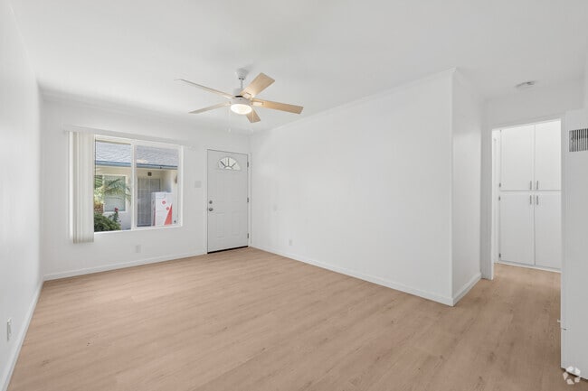 1BR, 1BA - 650SF - Living Room - 204 W Verdugo Ave