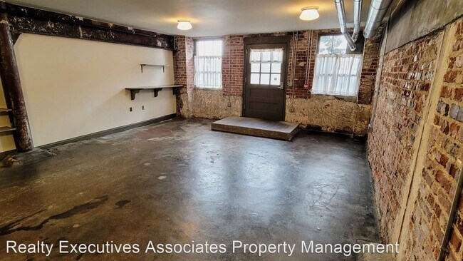 Building Photo - 2 br, 1 bath House - 465 Walnut Street, B03