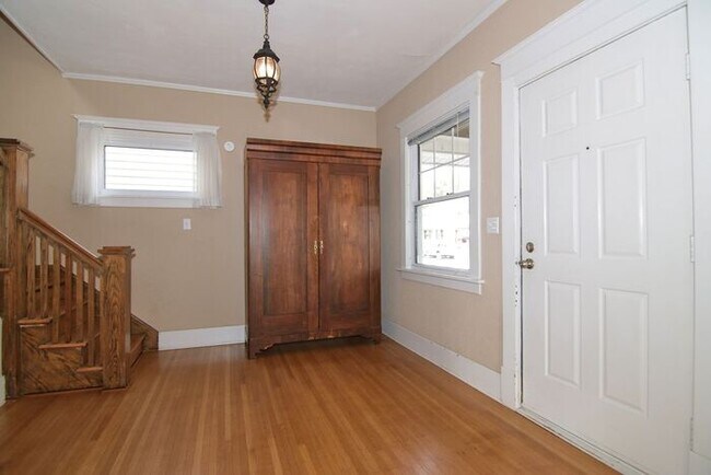 Foto del edificio - Great Location Steps From Main Street in Speedway!