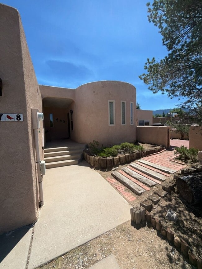 Building Photo - Beautiful home at the base of the Sandia's