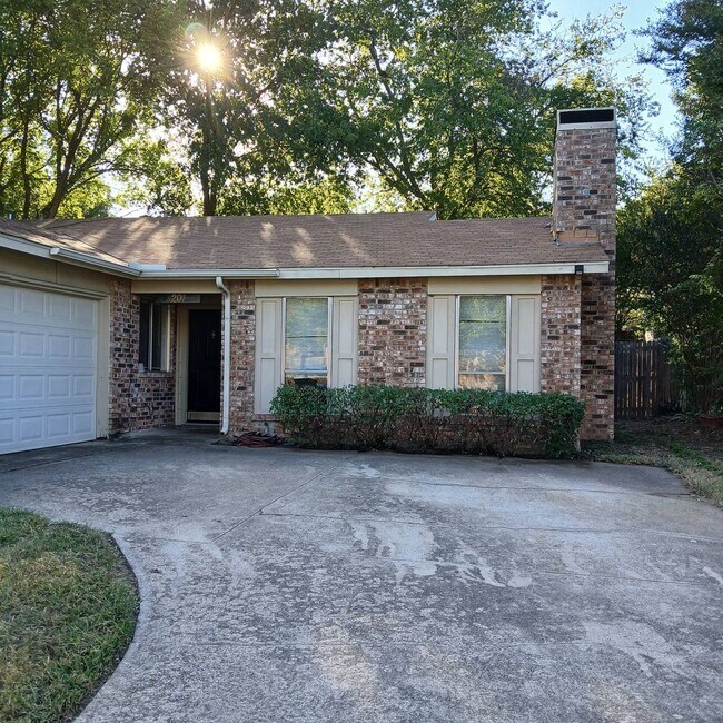 Building Photo - Large single story home in Bedford