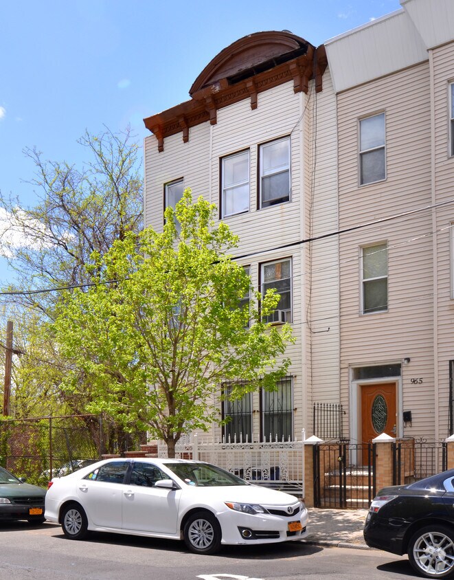 Foto del edificio - 957 Cauldwell Ave