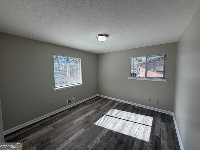 Foto del edificio - 824 Jesters Lake Dr