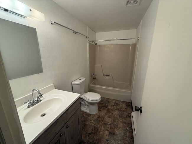 Building Photo - 418 Kings Ct