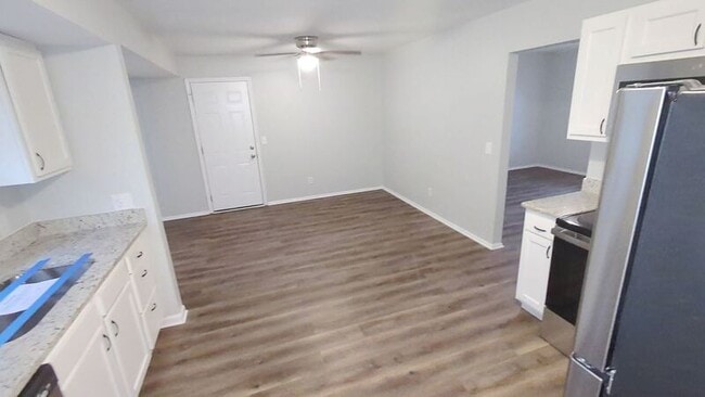 Building Photo - 2815 Maywood Rd