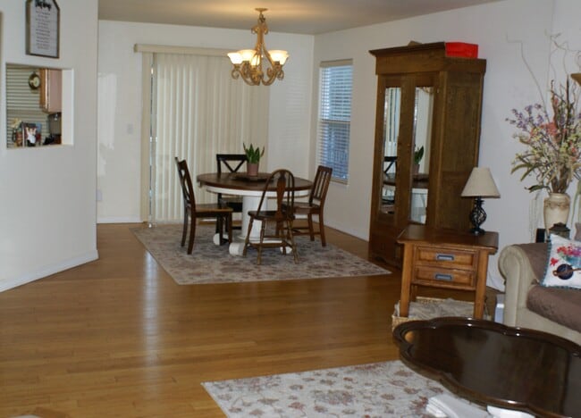 Foto del edificio - 3245 Chestnut Glen Ln