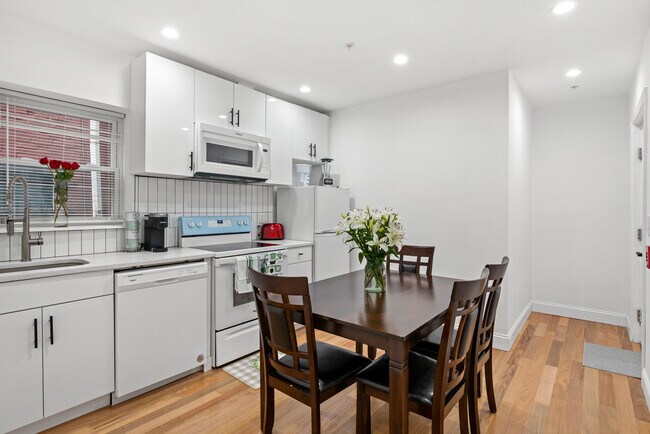 Building Photo - 3221 Hamilton
