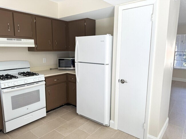 Building Photo - 333 NE Floresta Dr