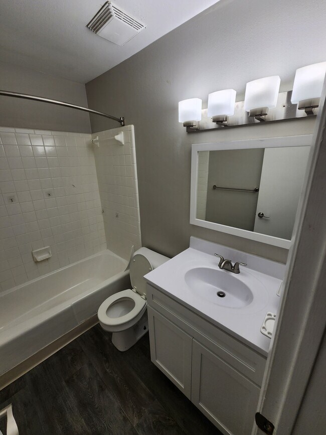 3BR, 2.5 bath- 1,675 sq ft upstairs hallway full bathroom - Willow Oaks