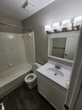 3BR, 2.5 bath- 1,675 sq ft upstairs hallway full bathroom - Willow Oaks