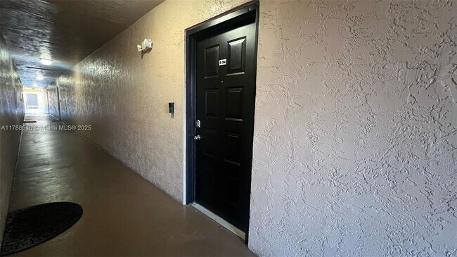 Foto del edificio - 8871 Wiles Rd