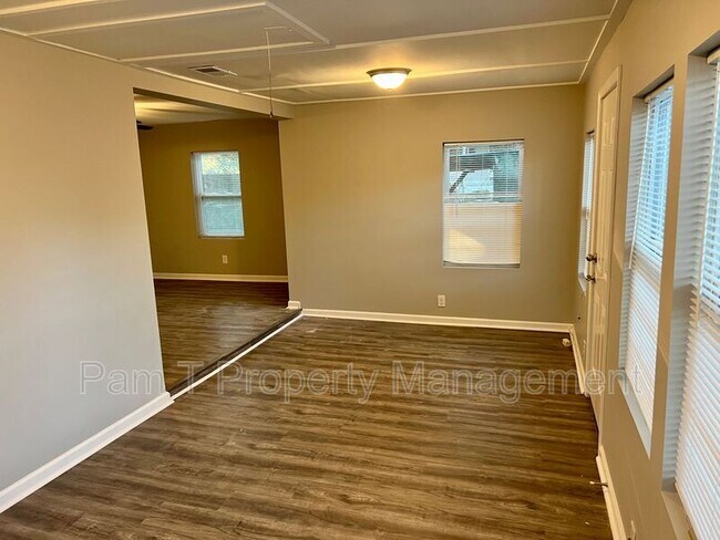 Foto del edificio - 1912 Cowan Ave