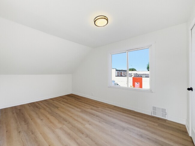 Foto del edificio - 329 W Muir Ave