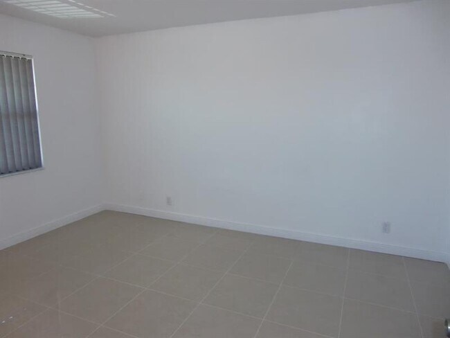 Foto del edificio - 3243 NW 104th Ave