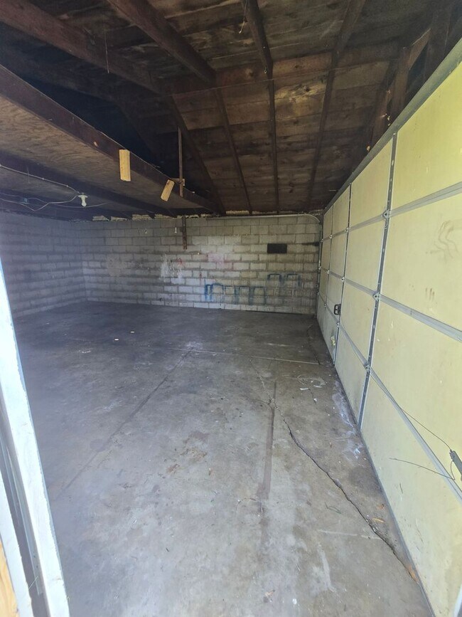 Building Photo - 3 BEDROOM SINGLE FAMILY
