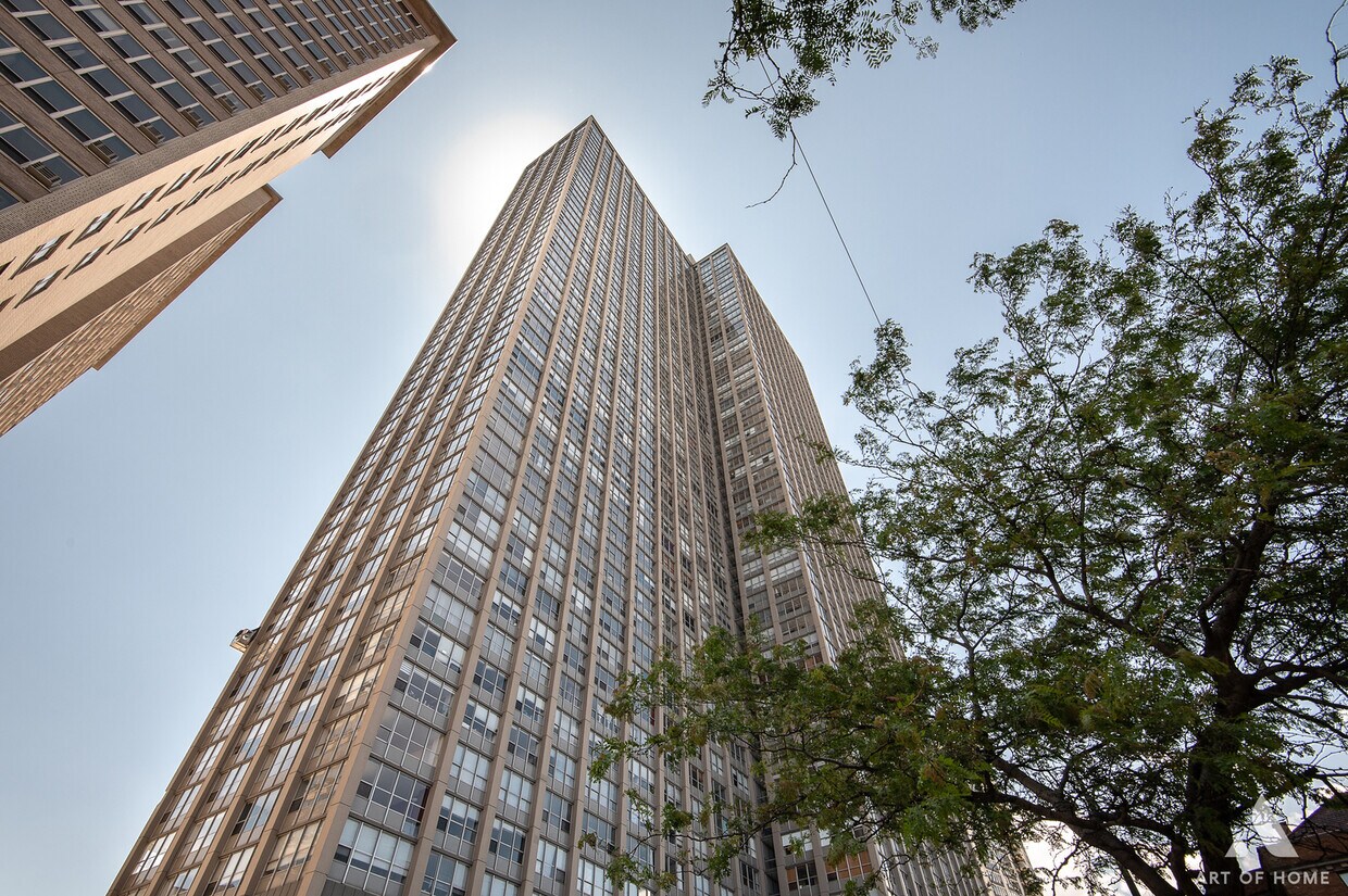 Foto principal - 655 W Irving Park Rd