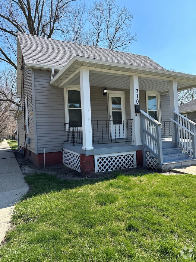 Building Photo - 710 N Lincoln Ave