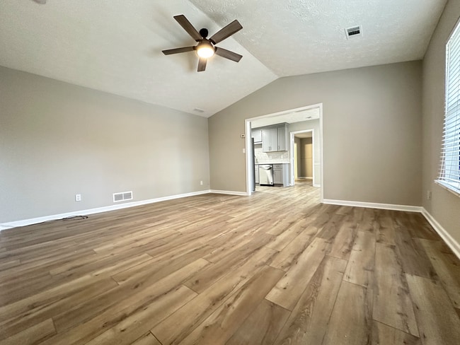Building Photo - 572-574 Wedgewood Dr.