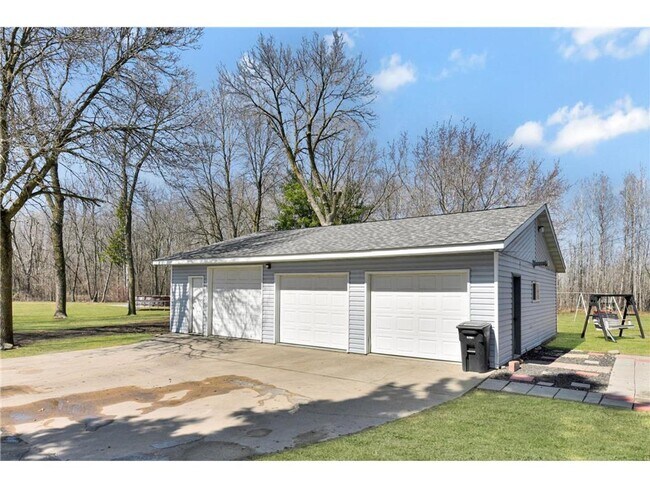 Foto del edificio - 3 Bedroom, 1 Bath home in Little Falls, MN with 3 car detached (Insulated & Heated) garage