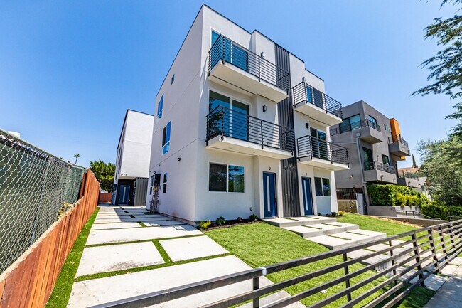Foto del edificio - Stunning 4-bedroom, 4-bathroom tri-level t...