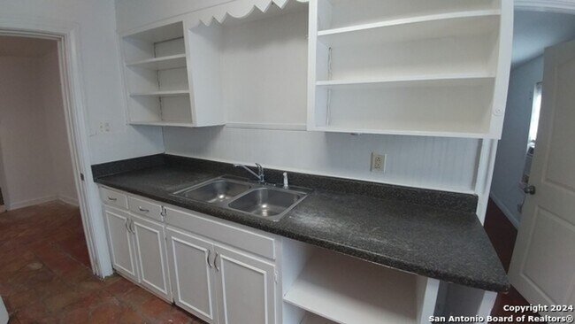 Building Photo - Spacious 2 BR/1 bath home in Alta Vista w/...