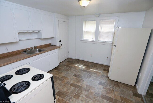 Building Photo - 698 Kling St