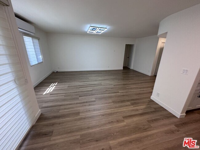 Foto del edificio - 314 S Clark Dr