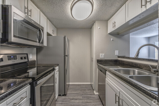 1BR, 1BA W/DEN - 823 SF - Kitchen - The Warwick