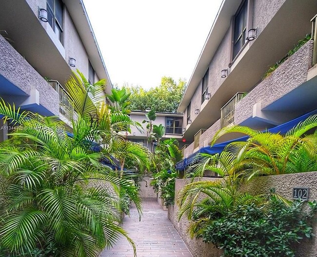 Tigertail Place Courtyard - 2666 Tigertail Ave