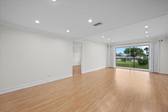 Foto del edificio - 190 Lake Evelyn Dr